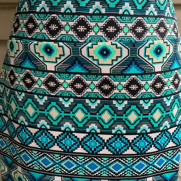 •OLIVIA BLU• Stretchy Patterned Pencil Skirt - Size Large - Picture 3 of 7